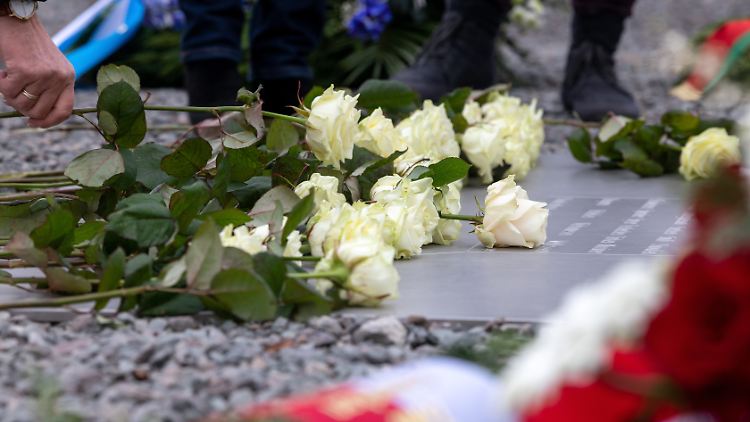 Blumen werden an den Gedenkstätten trotzdem abgelegt, allerdings ohne Publikum. 
