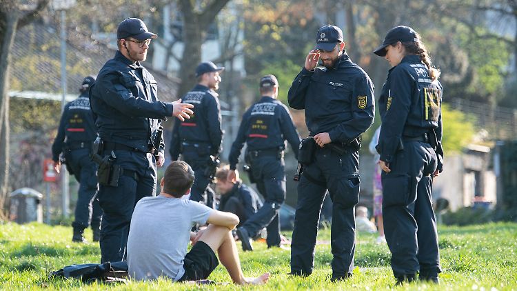 Vielerorts verstärkt die Polizei ihre Kontrollen zur Einhaltung der Maßnahmen.