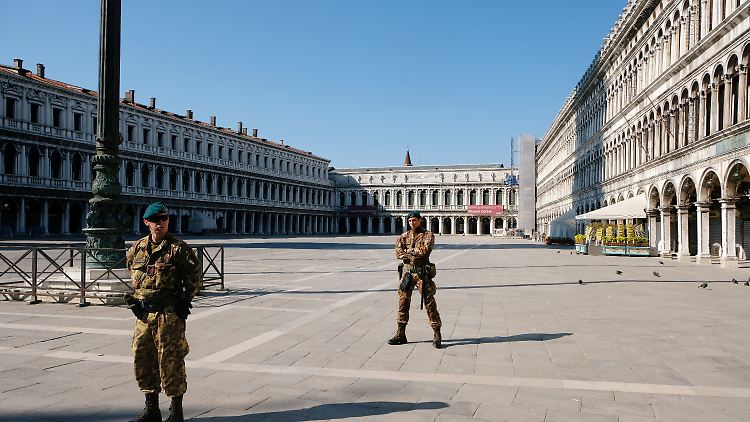 Gähnende Leere und zwei Soldaten: Venedig am Palmsonntag.