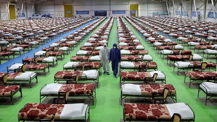 Schon früh begannen die Iraner, sich selbst gegen das Virus zu schützen. Ihre Regierung spielte da die Gefahr noch herunter - diese provisorische Klinik mit 2000 Betten errichtete die Armee in Teheran.