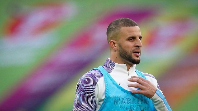 Kyle Walker rät seinen Fans, sich an die Regeln zu halten - und tut es selbst nicht.