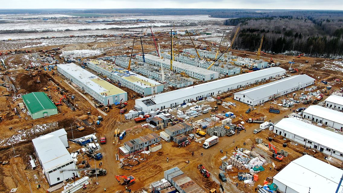 Mehr als 3000 Arbeiter arbeiten rund um die Uhr an der Baustelle.