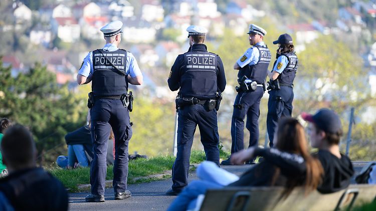 Polizisten kontrollierten auch auf der Karlshöhe in Stuttgart.
