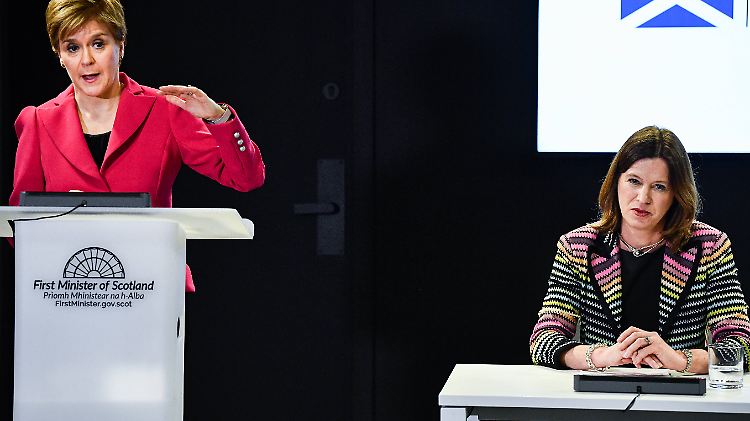 Calderwood (rechts) mit Regierungschefin Sturgeon.