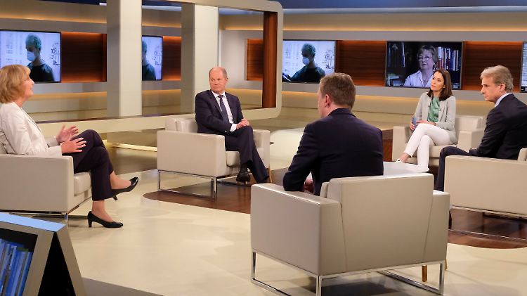 Anne Will, diesmal unter anderem mit Olaf Scholz (2.v.l.) und Alexander Kekulé (r.).