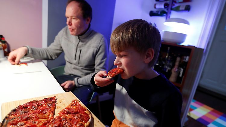Eltern sollten ihre Kinder nicht mit Essen bei Laune halten. 