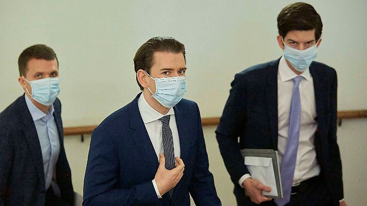 Österreichs Kanzler Kurz (m.) und sein Kabinett verkünden den politischen Fahrplan für die Zeit nach Ostern.