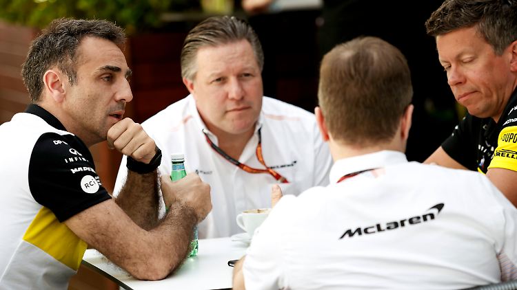 Die Formel 1 diskutiert - und Zak Brown (2. v. r.) bangt um eine Lösung für alle Teams.
