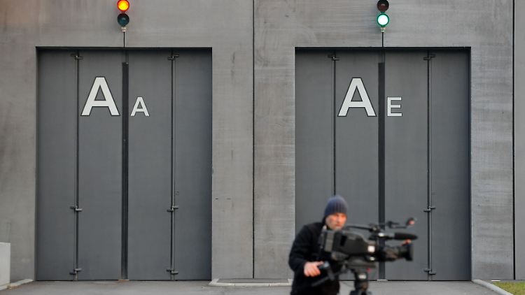 Vor den Toren der JVA Stammheim.