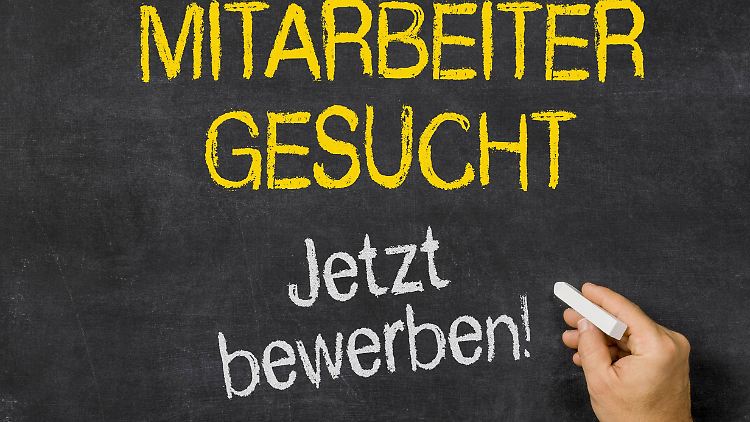 Wer derzeit Kurzarbeitergeld erhält, kann dieses durch eine Nebentätigkeit aufstocken. 