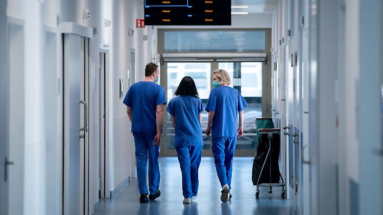 Statt zur Prüfung sollen die Medizinstudenten in die Kliniken, um in der Corona-Krise zu helfen.