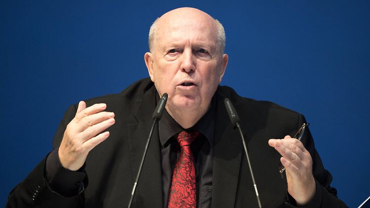 "Meckere nicht über die Dunkelheit, zünde lieber ein Licht an", das ist das Motto von Reiner Calmund.