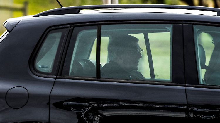 Australische Medien zeigten, wie Pell in einem Autokonvoi davonfuhr.