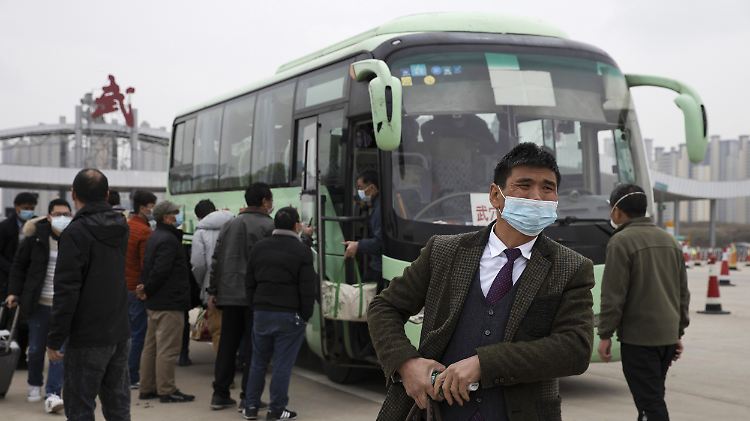Menschen können aus Wuhan ausreisen - sofern sie gesund sind.