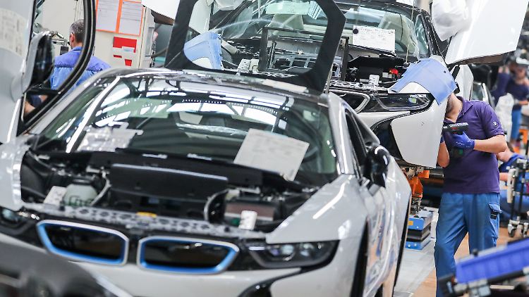 Laut Ifo-Umfrage blicken die deutschen Autobauer besonders pessimistisch in die Zukunft.