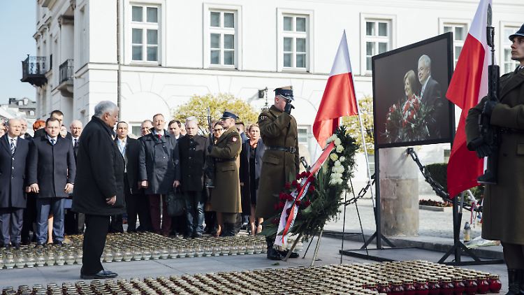 Jaroslaw Kaczynski gedenkt seinem verstorbenen Zwillingsbruder.