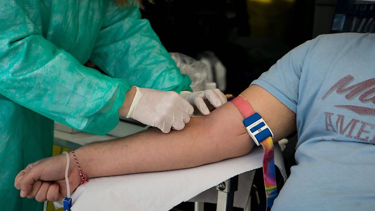 Weltweit fehlen Millionen Pflegekräfte, das "Rückgrat jedes Gesundheitssystems".