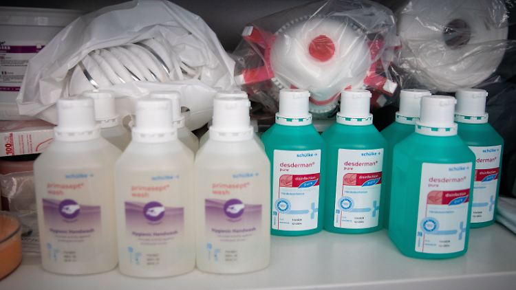 Desinfektionsmittel, wie die des Herstellers Schülke, sind zurzeit gefragt. 