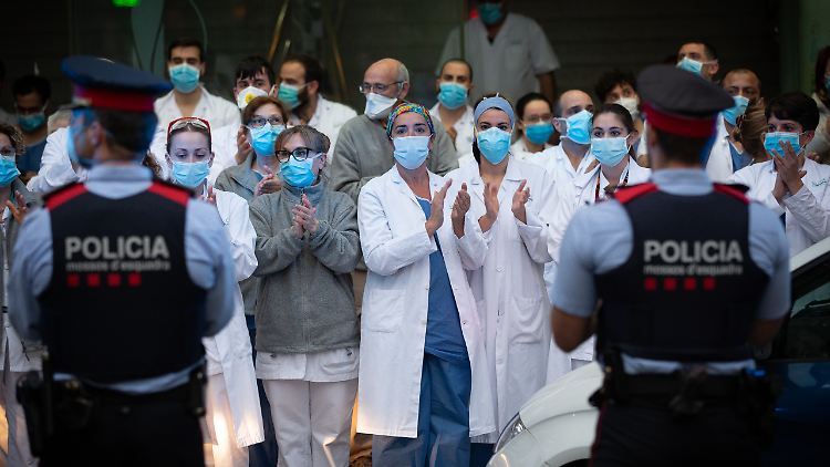 Spanien ist auf dem richtigen Weg: Kräfte im Gesundheitswesen und die Polizei applaudieren sich gegenseitig.