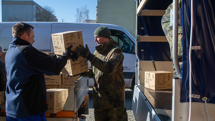 Soldaten der Bundeswehr helfen bei der Auslieferung medizinischer Ausrüstung. 