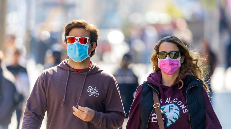 Auch ohne Pflicht sind schon viele Menschen mit Masken unterwegs.