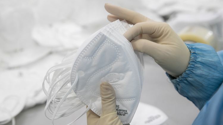 52 Lieferfahrzeuge standen bereits an der niederländischen Grenze bereit, um die Masken nach NRW zu bringen.