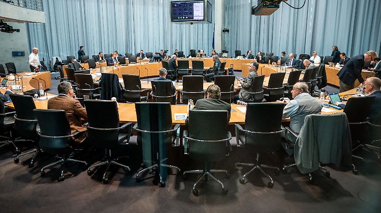 Auf ihrer Sitzung beschloss die AfD-Fraktion, dass Unternehmen auf Meetings verzichten sollen.