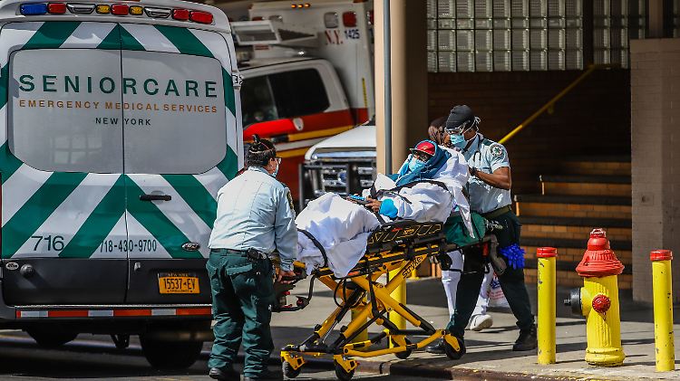 Sanitäter transportieren einen Covid-19-Patienten in New York. Die Todeszahlen steigen.
