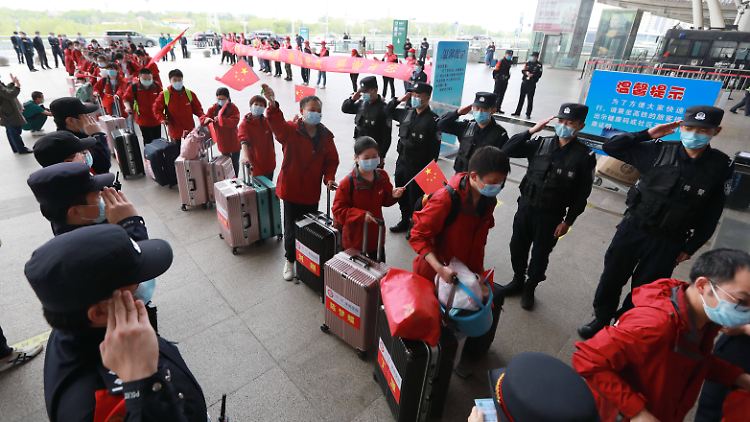 "Wuhan verdient es, die Stadt der Helden genannt zu werden", schallt es über den Bahnhof.