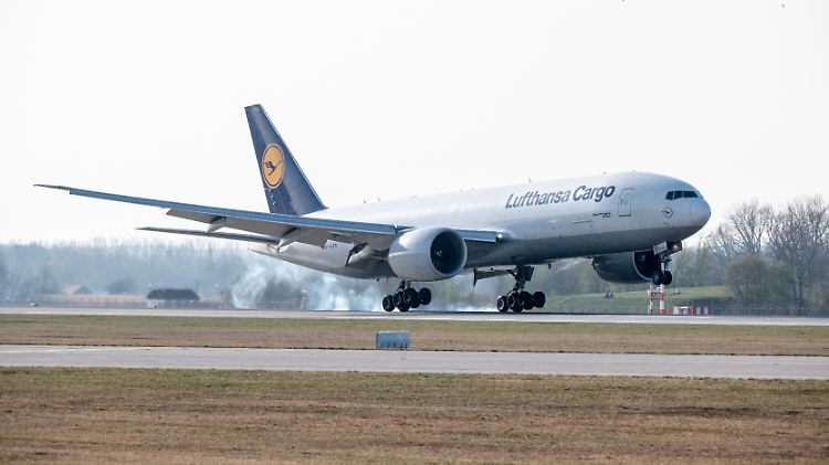 Eine Maschine mit 8 Millionen Schutzmasken aus Shanghai landet am Flughafen München.