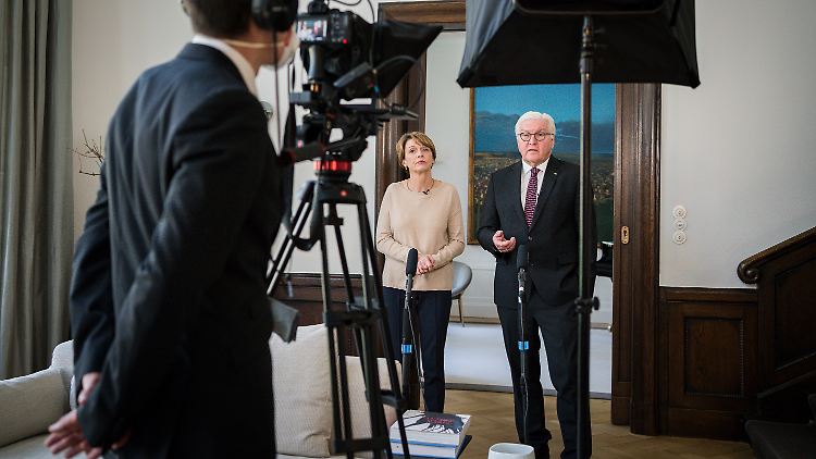 Präsidiale Videobotschaften in Zeiten von Corona - mit Atemschutz beim Kamerateam.