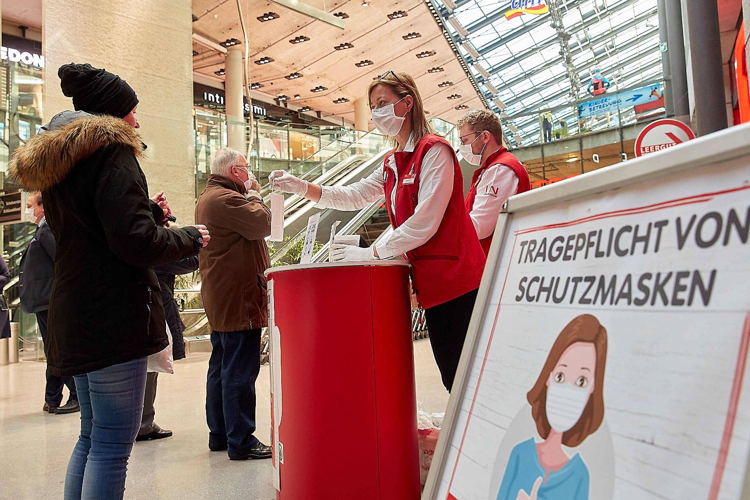Möglicherweise gilt auch in Deutschland schon bald eine Maskenpflicht in Supermärkten ...