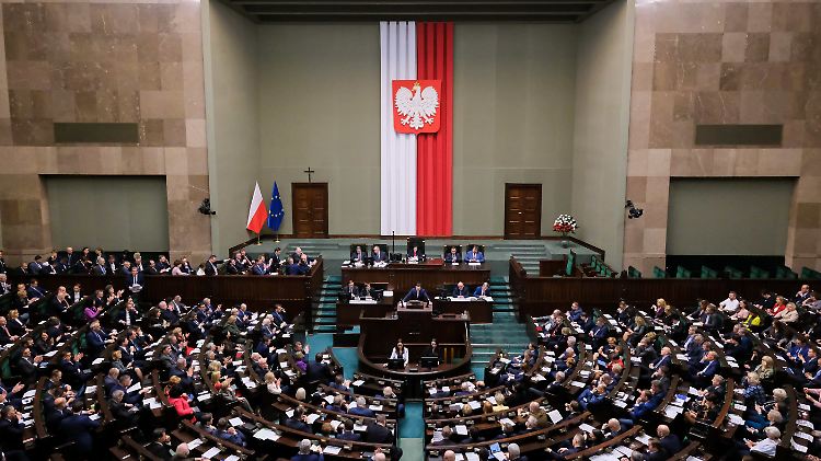 Polens Parlament schränkt die Freiheit der Justiz immer weiter ein.