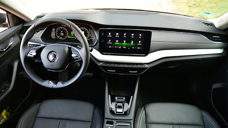 Der Innenraum des Skoda Octavia ist schick und hat eine gesunde Mischung aus digitalen und analogen Bedienelementen.