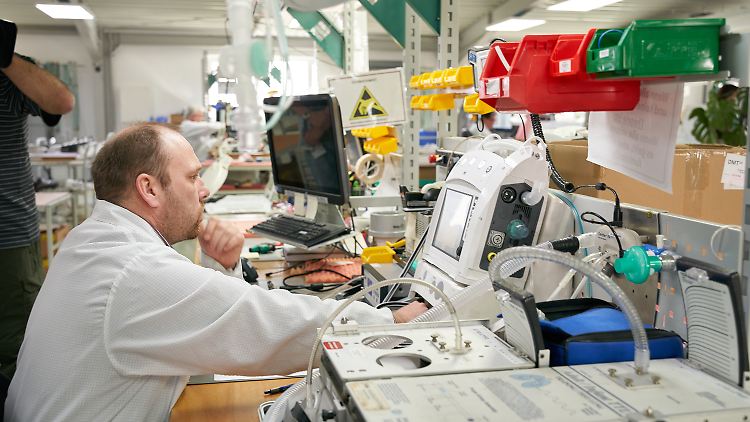 Ein Mitarbeiter des Medizingeräteherstellers Fritz Stephan montiert ein Beatmungsgerät.