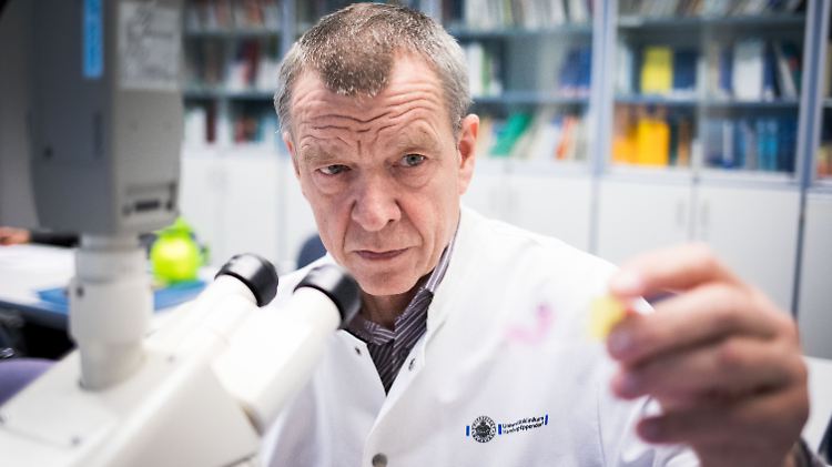 Klaus Püschel untersucht immer wieder infektiöse Leichen. Angst vor einer Ansteckung mit dem Coronavirus hat er nicht.