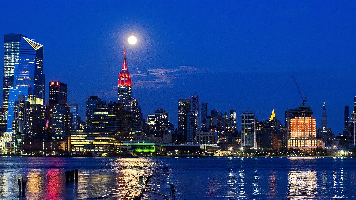Als Zeichen der Anteilnahme leuchtet das Empire State Building, das Herz von New York City, während der Corona-Krise rot.