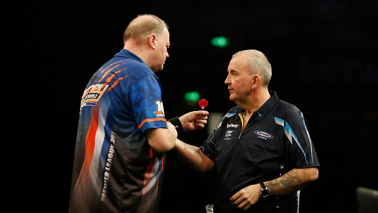 Auf den Handshake müssen die Darts-Legenden "Barney" und "The Power" im Online-Duell verzichten.