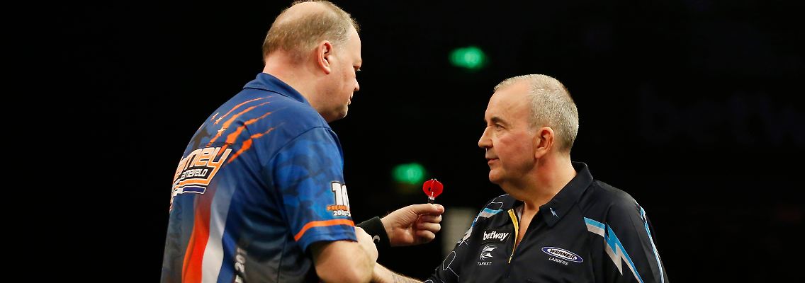 Auf den Handshake müssen die Darts-Legenden "Barney" und "The Power" im Online-Duell verzichten.
