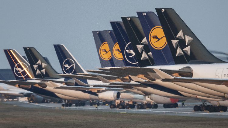 Geparkte Lufthansa-Maschinen in Frankfurt