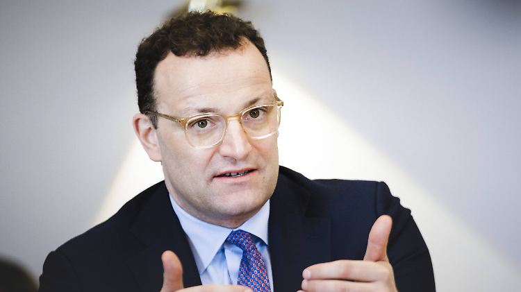Spahn betont, dass die Dauer der Kontaktsperren und anderer Alltagseinschränkungen vom Verhalten der Bürger abhängt.