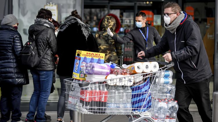 Zu Beginn der Corona-Krise bescherten die Panikkäufe dem Einzelhandel hohe Umsätze. Den Anbietern von einigen der "Hamsterprodukte", wie Nudeln oder Reis, könnte die Corona-Krise aber nachträglich noch Probleme bereiten. 