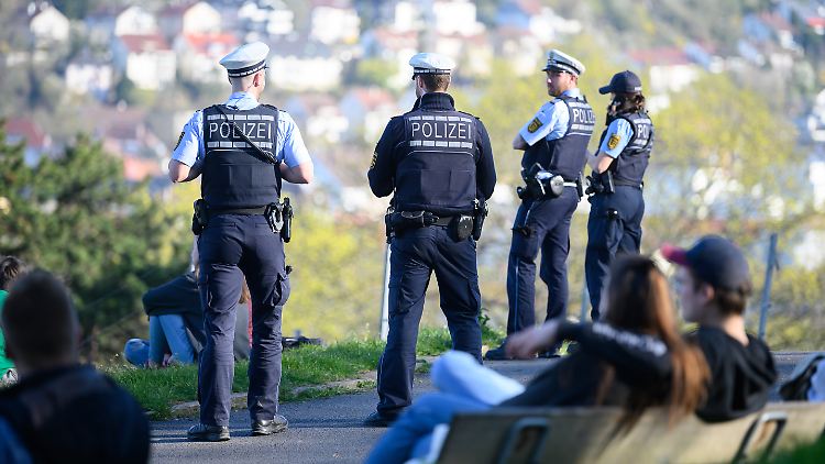 Die Polizei überwacht die Regeleinhaltung, mancher Bürger hilft dabei womöglich etwas übereifrig.