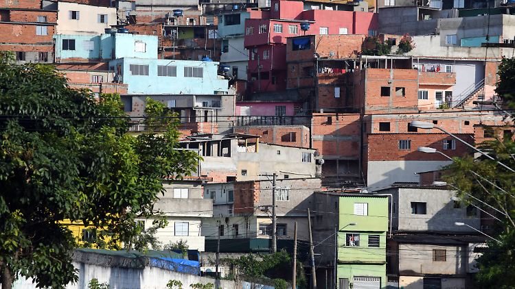 In Brasiliens Favelas droht eine Ausbreitung des Coronavirus. Dagegen will der zuständige Minister mit Hilfe von Straßengangs vorgehen.