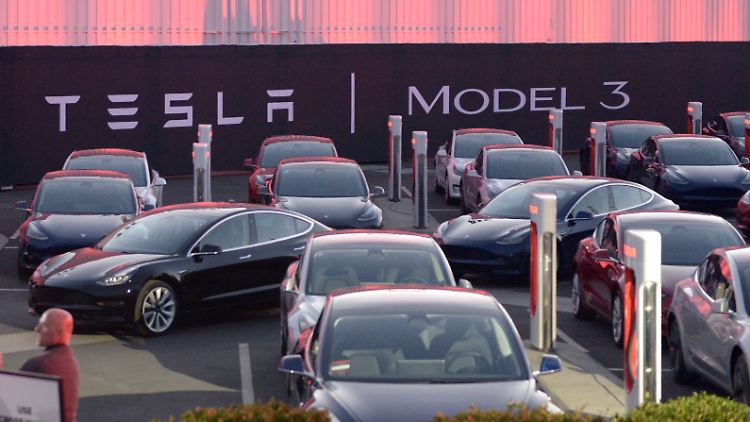 Wagen vom Typ Model 3 stehen auf dem Fabrikgelände von Tesla in Fremont zur Abholung bereit.