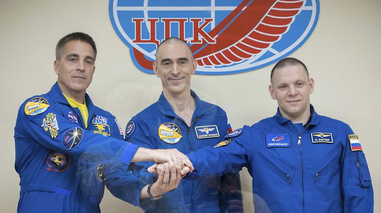Pressekonferenz hinter Schutzglas: Christopher Cassidy, Anatoli Iwanischin und Iwan Wagner (v.l.) am Tag vor dem Start im Weltraumbahnhof Baikonur.