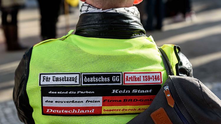 "Reichsbürger" lehnen die Bundesrepublik Deutschland ab, an das geltende Recht müssen sie sich dennoch halten.