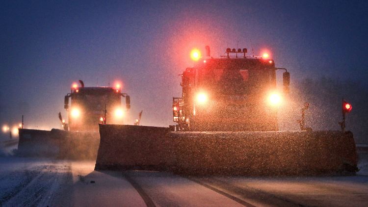 Der Winterdienst quält sich durch den Schnee.