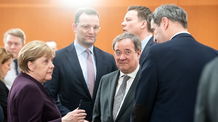 Im März traf man sich noch persönlich im Kanzleramt, jetzt ist eine Videokonferenz angesetzt.
