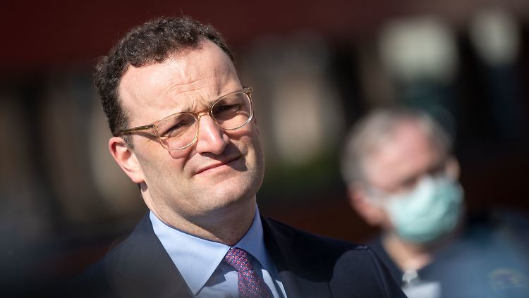 Es müsse gelingen, die Anzahl der Neuinfektionen unter dem jetzigen Niveau von drei- bis viertausend täglich zu halten, sagte Spahn.